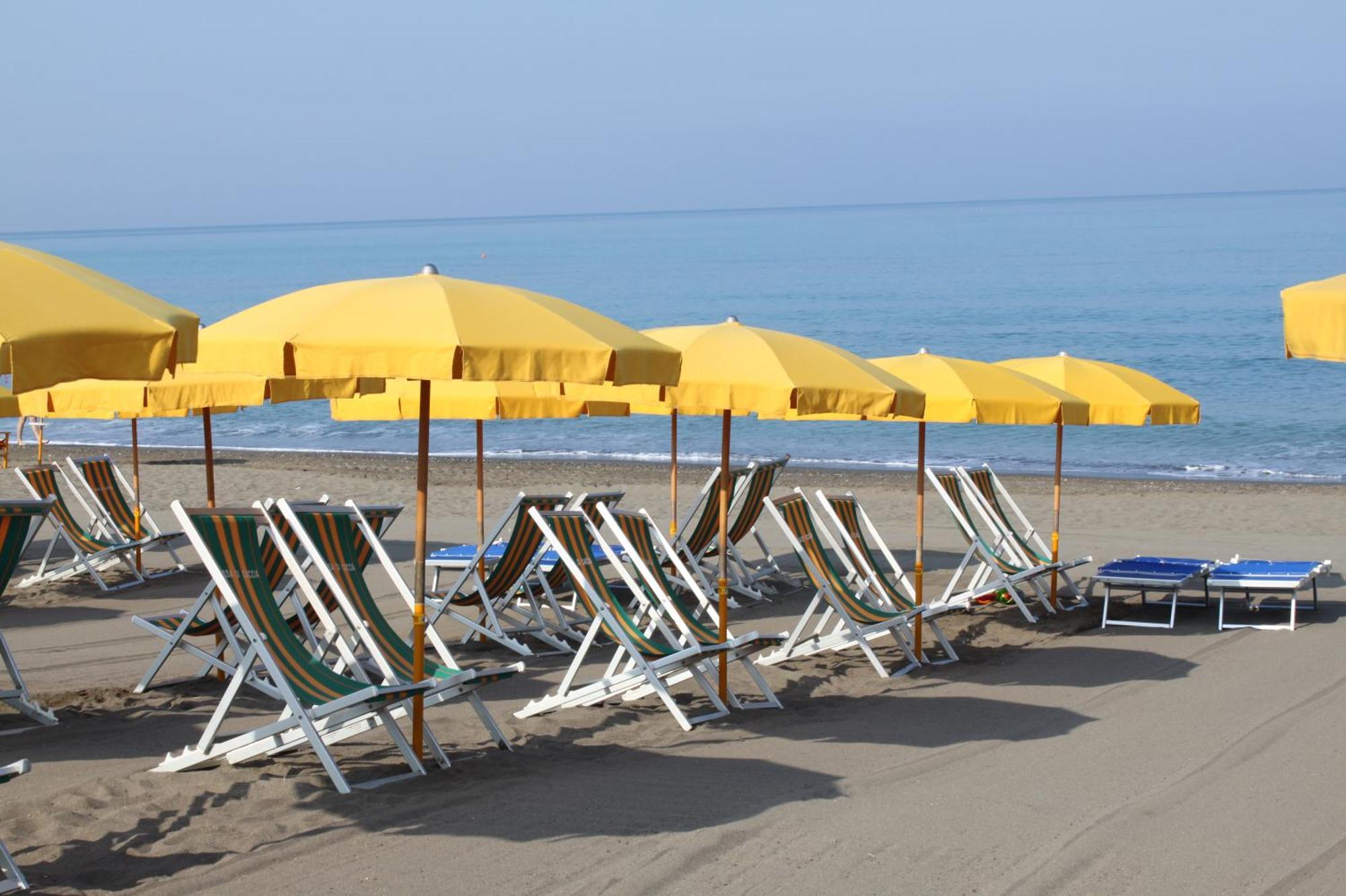 Camping Casa Di Caccia مارينا دي بيبونا المظهر الخارجي الصورة