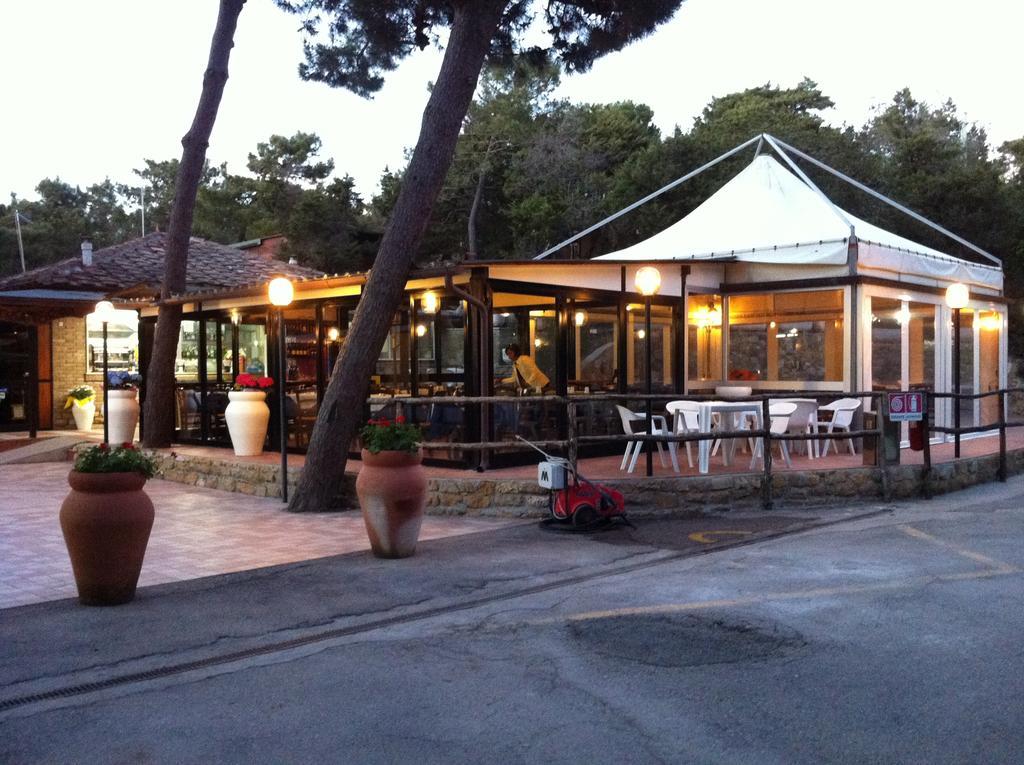 Camping Casa Di Caccia مارينا دي بيبونا المظهر الخارجي الصورة