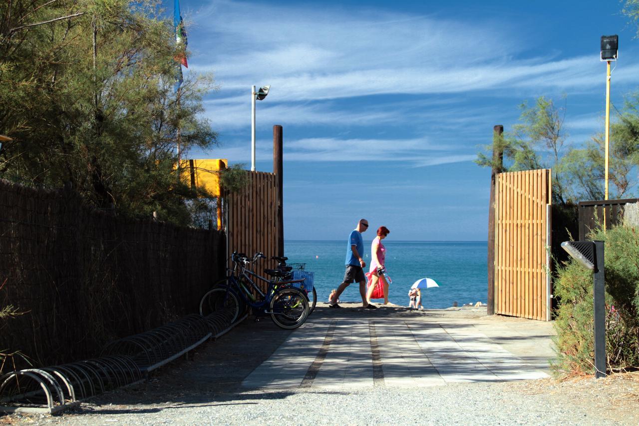 Camping Casa Di Caccia مارينا دي بيبونا المظهر الخارجي الصورة